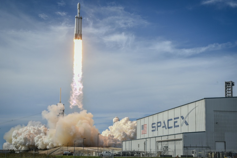 Une fusée Falcon Heavy de SpaceX transportant un satellite météorologique décolle du Centre spatial Kennedy de la Nasa, en Floride, le 25 juin 2024