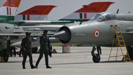 Des avions de chasse MiG-21 de l'armée de l'air indienne sur le tarmac de la base aérienne de Chandigarh, avant leur départ définitif, le 24 septembre 2025