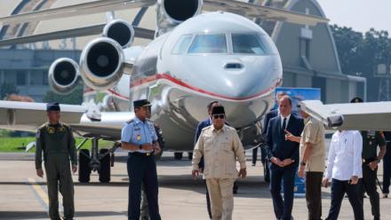 Le président indonésien Prabowo Subianto (C) lors d'une cérémonie à l'occasion de la réception par l'armée de l'air de six nouveaux Rafale, quatre Dassault Falcon 8X et un Airbus A400M Atlas, le 18 mai 2026 à Jakarta 
