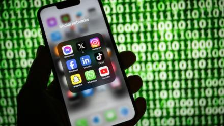 Le Sénat a commencé mercredi à se pencher sur l'interdiction des réseaux sociaux aux moins de 15 ans, chère à Emmanuel Macron, en adoptant en commission une proposition de loi macroniste, toutefois réécrite au point d'inquiéter la responsable du texte à l'Assemblée