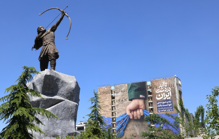 Une sculpture d'Arash l'Archer, figure légendaire de la mythologie persane, et une affiche géante représentant le détroit d'Ormuz avec l'inscription 