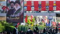 Une affiche représentant le défunt ayatollah Ali Khamenei et son fils l'actuel guide suprême iranien Mojtaba Khamenei est exposée alors que des fidèles chiites se rassemblent pour une procession funèbre, dans la banlieue sud de Beyrouth, le 26 juin 2026