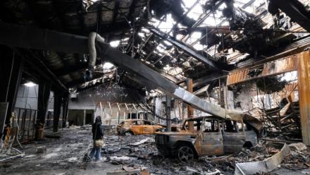 Un garage de Téhéran après un bombardement, le 28 mars 2026