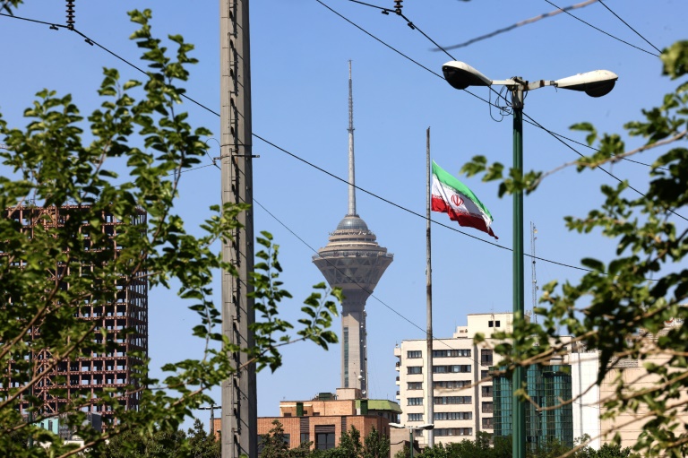 Le drapeau iranien flotte près de la tour Milad, dans la capitale iranienne Téhéran, le 25 mai 2026