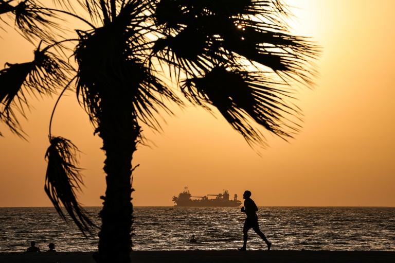 Un homme court sur une plage de Dubaï, le 2 juin 2026