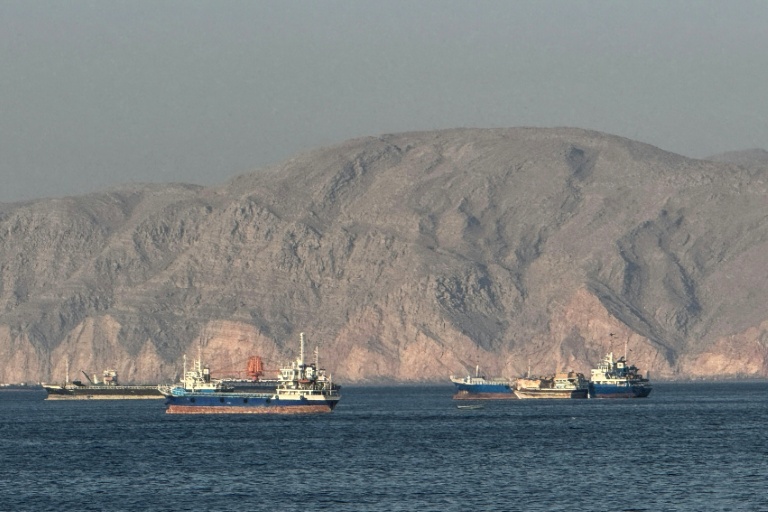 Des navires au mouillage dans le détroit d'Ormuz, au large de la ville portuaire de Khasab, sur la péninsule de Musandam, au nord d'Oman, le 17 mai 2026