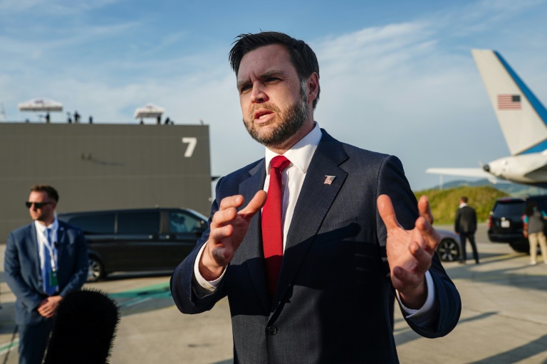 Le vice-président américain JD Vance s'adresse aux journalistes avant de monter à bord de l'Air Force Two, alors qu'il quitte la Suisse après avoir rencontré des représentants iraniens, à la base aérienne d'Emmen, près de Lucerne, le 22 juin 2026