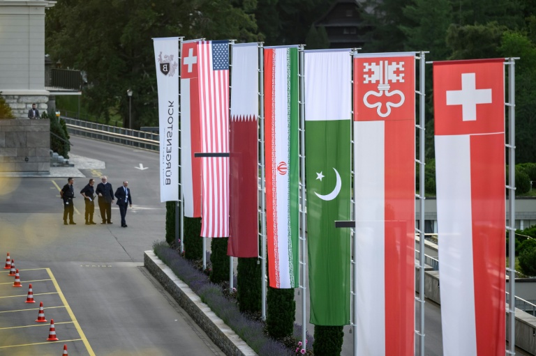Les drapeaux de la Suisse, des Etats-Unis, du Qatar, du Pakistan et du canton suisse de Nidwalden sont photographiés au complexe hôtelier de Bürgenstock, en Suisse, le 21 juin 2026