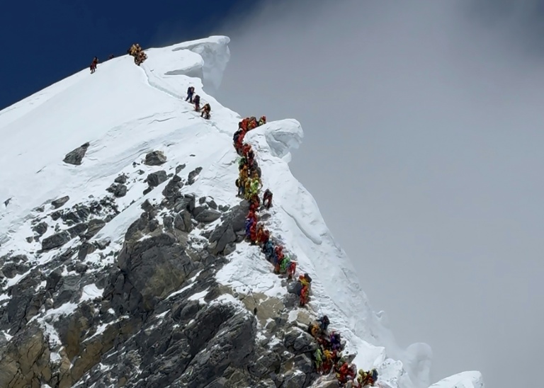 Des alpinistes gravissent une pente lors de leur ascension du ressaut Hillary vers le sommet de l'Everest, le 20 mai 2026 au Népal