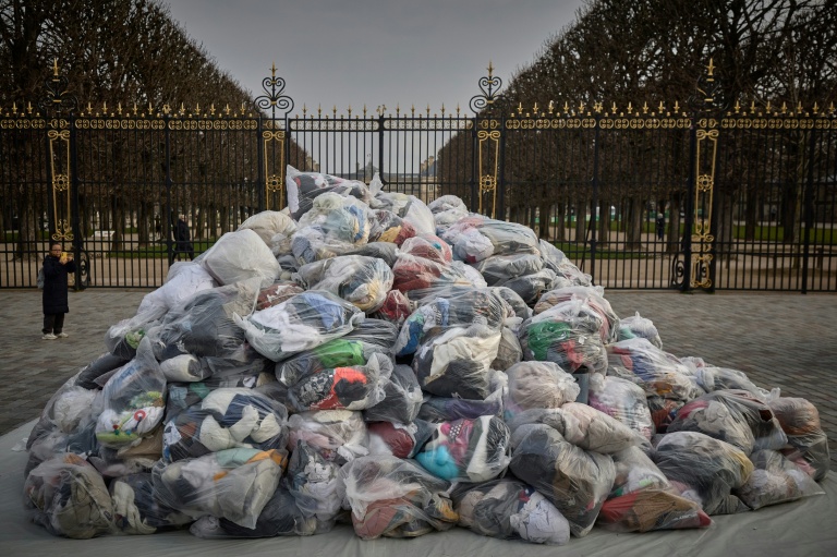 Des sacs de déchets textiles, le 14 mars 2025 à Paris