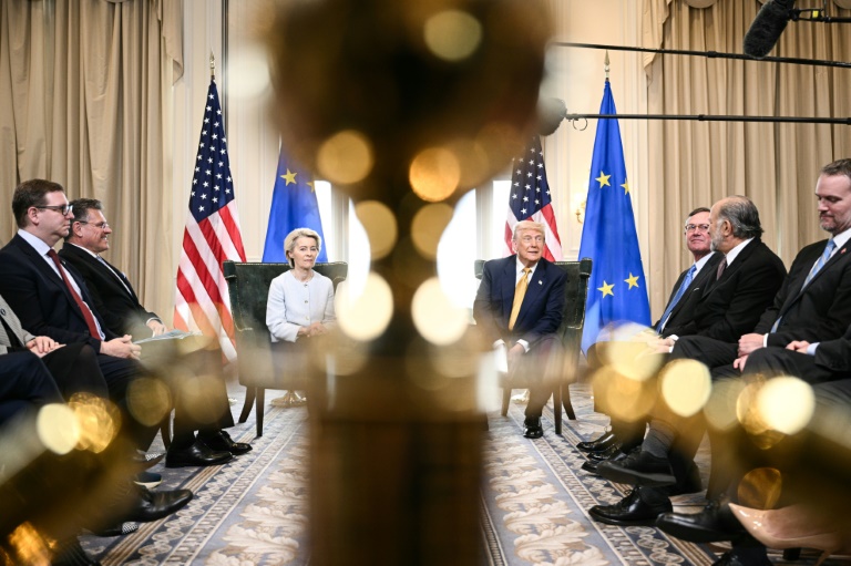 Ursula von der Leyen (G) et Donald Trump (D), en Ecosse, le 27 juillet 2025
