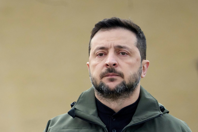 Le président ukrainien Volodymyr Zelensky assistant à une cérémonie marquant la Journée des défenseurs, une fête rendant hommage aux anciens combattants et aux membres tombés au combat des Forces armées ukrainiennes, à Kiev, le 1er octobre 2025