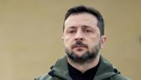 Le président ukrainien Volodymyr Zelensky assistant à une cérémonie marquant la Journée des défenseurs, une fête rendant hommage aux anciens combattants et aux membres tombés au combat des Forces armées ukrainiennes, à Kiev, le 1er octobre 2025