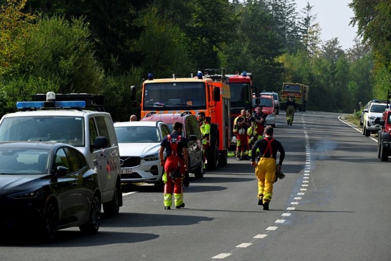 Des pompiers se préparent pour aller combattre un incendie de forêt dans le parc naturel des Hautes Fagnes, dans l'est de la Belgique, le 16 août 2026 à Baelen