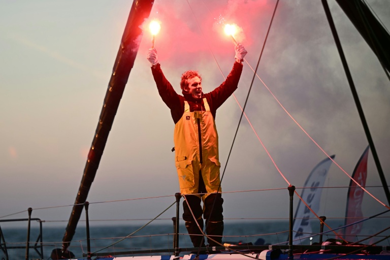 Charlie Dalin arrive en vainqueur du Vendée Globe le 14 janvier 2025 aux Sables-d'Olonne, pulvérisant de neuf jours le record de la course autour du monde en solitaire et sans escale. Le marin a dévoilé depuis qu'il avait réussi cet exploit alors qu'il est atteint d'un cancer
