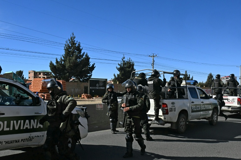 Des policiers sont déployés à El Alto, en Bolivie, le 20 juin 2026, après que le président Rodrigo Paz a décrété l'état d'exception dans tout le pays