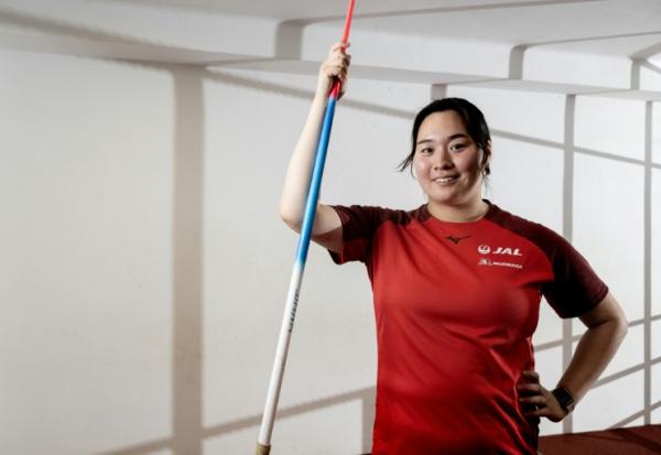 La médaillée d'or olympique en javelot, Haruka Kitaguchi, pose dans la ville tchèque de Domazlice où elle s'entraîne, le 14 août 2025