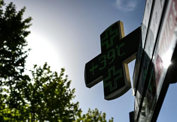 L'enseigne d'une pharmacie indique une température de 39°C à Béziers, dans l'Hérault, le 22 juin 2026