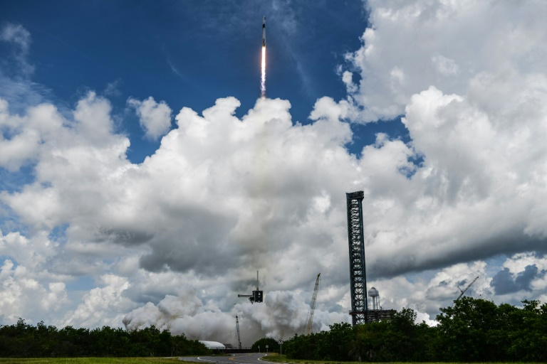 Une fusée de SpaceX transportant la capsule Crew Dragon décolle du Centre spatial Kennedy de la Nasa, en Floride, le 1er août 2025.
