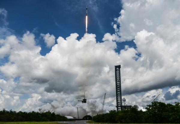 Une fusée de SpaceX transportant la capsule Crew Dragon décolle du Centre spatial Kennedy de la Nasa, en Floride, le 1er août 2025.