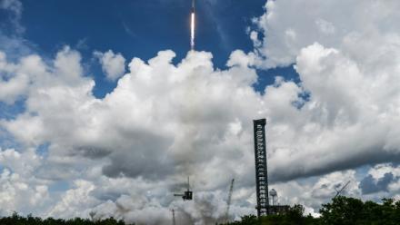 Une fusée de SpaceX transportant la capsule Crew Dragon décolle du Centre spatial Kennedy de la Nasa, en Floride, le 1er août 2025.