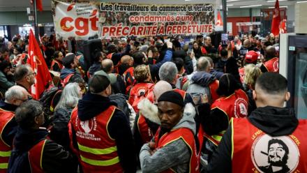 Des membres de la CGT bloquent un hypermarché Auchan à Bagnolet, près de Paris, le 1er avril 2026