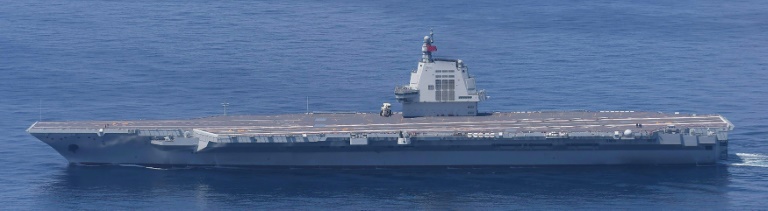 Photo prise par le ministère japonais de la Défense, le 11 septembre 2025, diffusée via Jiji Press le 12 septembre 2025, montrant le Fujian, troisième et plus récent porte-avions chinois, naviguant en mer de Chine orientale