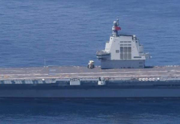 Photo prise par le ministère japonais de la Défense, le 11 septembre 2025, diffusée via Jiji Press le 12 septembre 2025, montrant le Fujian, troisième et plus récent porte-avions chinois,  naviguant en mer de Chine orientale
