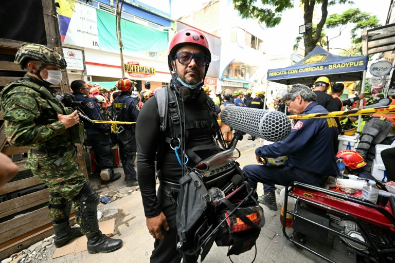 Un ingénieur du son et bénévole participe à la recherche de survivants après le séisme en Colombie, à Pereira, le 14 août 2026