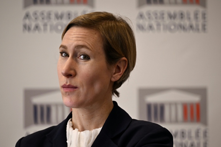 La députée française Laure Miller (EPR), rapporteure de la Commission d'enquête parlementaire sur la protection de l'enfance, assiste à une présentation à l'Assemblée nationale, à Paris, le 8 avril 2025