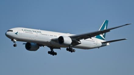Un Boeing 777-300ER de Cathay Pacific à l'approche de l'aéroport international de Pékin, le 22 octobre 2024