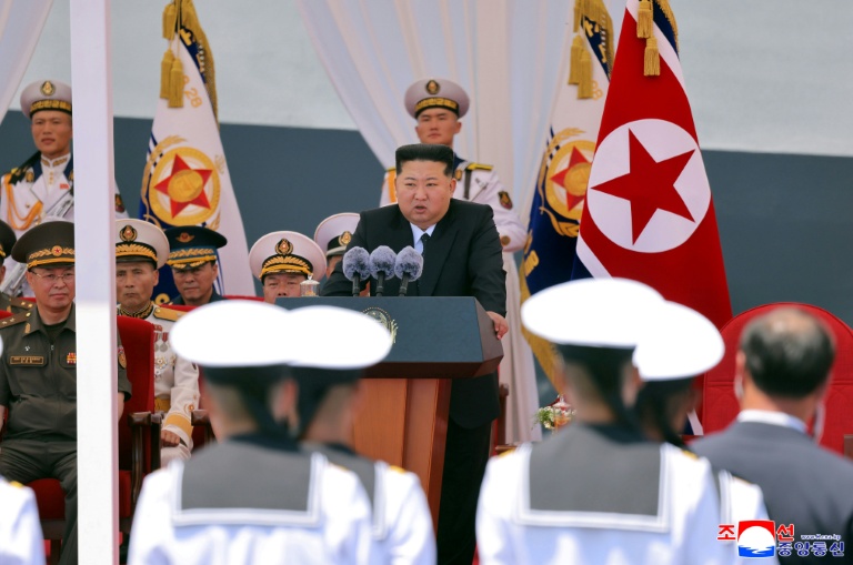 Cette photo, prise le 23 juin 2026 et diffusée le lendemain par l'agence de presse officielle nord-coréenne KCNA, montre la cérémonie d'entrée en service du destroyer multimission de nouvelle génération 