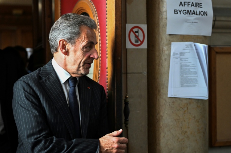 L'ancien président Nicolas Sarkozy quitte le palais de justice de Paris après le verdict de son procès en appel dans l'affaire Bygmalion, le 14 février 2024
