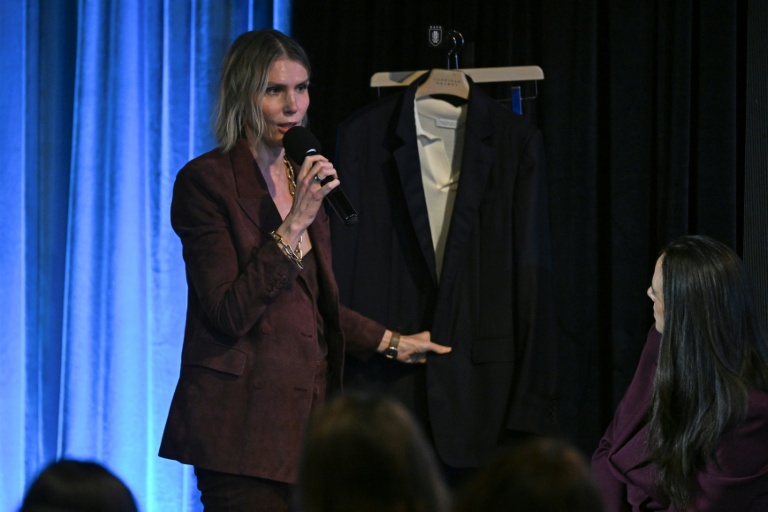 La créatrice de mode américano-uruguayenne Gabriela Hearst lors de la présentation des tenues officielles de l'équipe nationale de football d'Uruguay pour la Coupe du monde 2026, au stade Centenario de Montevideo, le 2 juin 2026