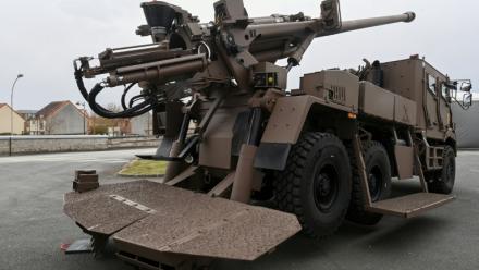 Un canon Caesar sur le site de l'usine d'armement franco-allemande KNDS de Bourges, le 21 mars 2025
