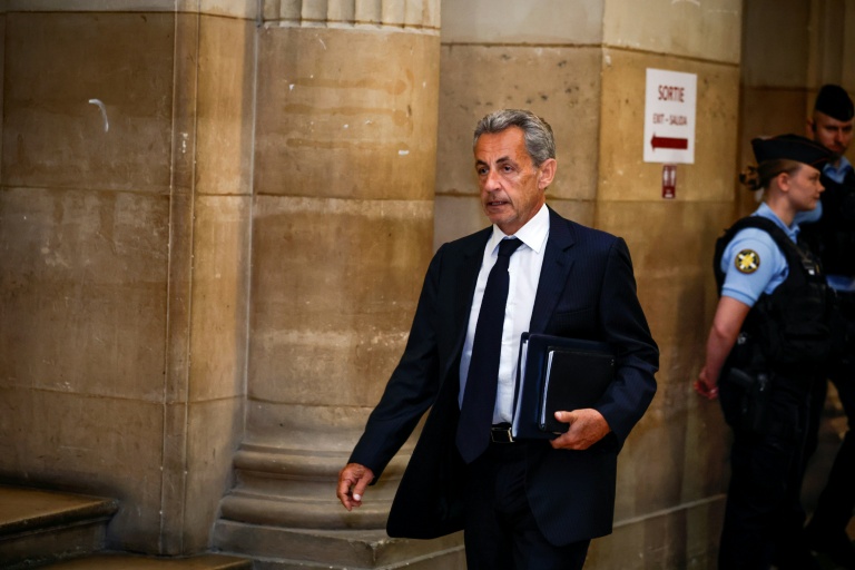 Nicolas Sarkozy arrive à son son procès en appel au Palais de justice de Paris, le 26 mai 2026