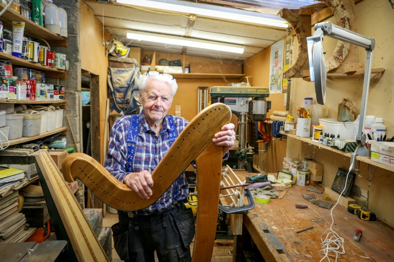 Noel Anderson, 89 ans, pose dans son atelier de fabrication de harpes, le 29 septembre 2025 à Strabane, en Irlande du Nord