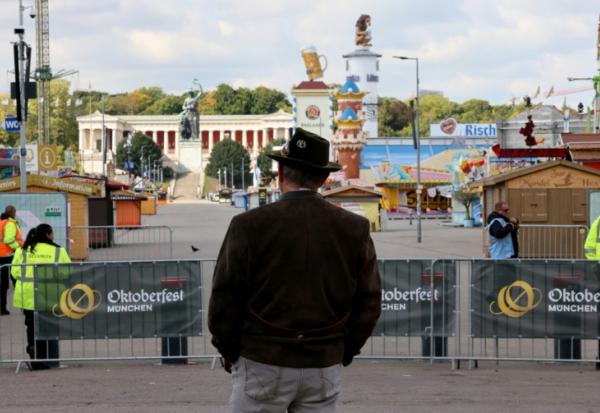 Un passant regarde le site de l'Oktoberfest, la grande Fête de la bière à Munich, fermé aux touristes après des menaces sur sa sécurité le 1er octobre 2025 à Munich (sud de l'Allemagne) 