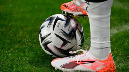 Les crampons d'un joueur et un ballon de football lors d'un match à Metz le 28 novembre 2025