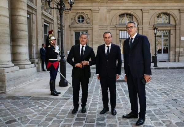 Le vice-président du Conseil d'Etat Marc Guillaume (d), le Garde des Sceaux Gérald Darmanin (g) et le Premier ministre Sébastien Lecornu devant le Conseil d'Etat le 21 mai 2026