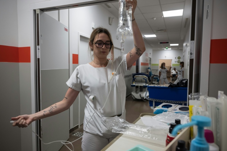 Une infirmière prépare une perfusion de réhydratation à l'hôpital de Purpan, à Toulouse, en Haute-Garonne, le 23 juin 2026