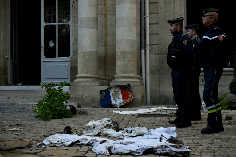 Des gendarmes dans la cour de l’hôtel de Nesmond, résidence préfectorale vandalisée la veille lors d'une manifestation contre la vie chère, le 18 octobre 2026 à Bordeaux, en Gironde