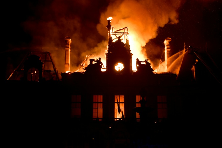 La mairie de Limoges en flammes, incendiée en marge d'une manifestation contre la vie chère, le 17 octobre 2026