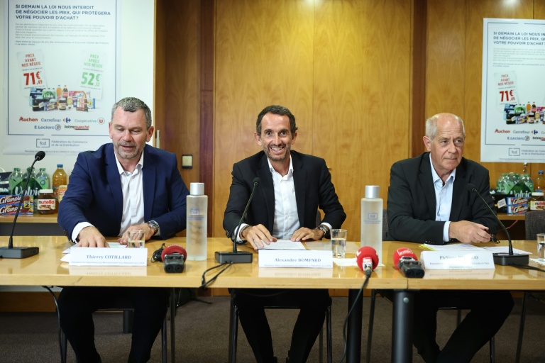 De gauche à droite, Thierry Cotillard, patron des Mousquetaires/Intermarché, Alexandre Bompard, patron de Carrefour, et Philippe Michaud, celui de l'enseigne E.Leclerc, à Paris le 22 juin 2026