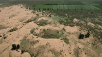 Vue aérienne de la zone verte qui contraste avec le désert de Kubuqi, à Ordos au nord de la Chine, le 12 août 2025