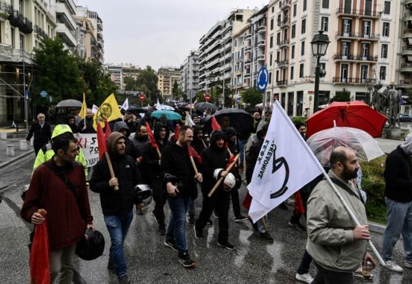 Manifestation dans les rues de Thessalonique, en Grèce, lors d'une grève générale de 24 heures, le 1er octobre 2025