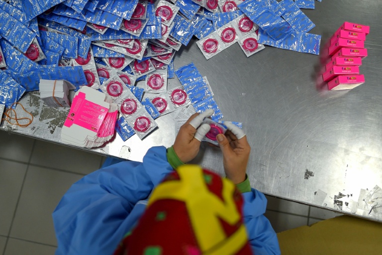 Un employé emballe des préservatifs au siège du fabricant malaisien de préservatifs Karex Industries, à Port Klang, le 20 septembre 2017
