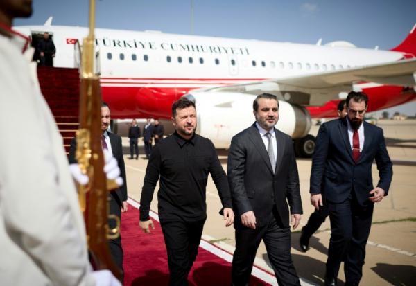 Le président ukrainien Volodymyr Zelensky accueilli à son arrivée à Damas par le ministre syrien des Affaires étrangères Assaad al-Chaibani, sur une photographie diffusée le 5 avril par le service de presse de la présidence ukrainienne 