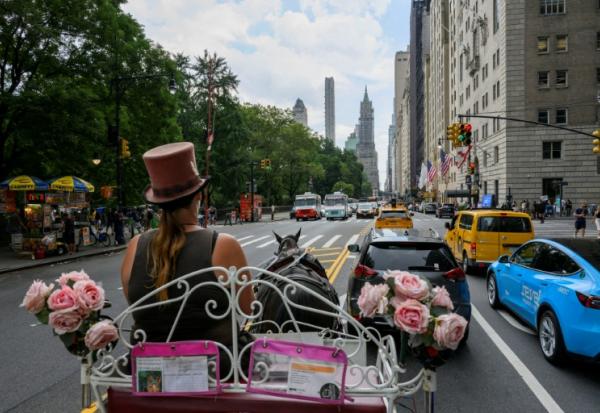 La cochère Christina Hansen sur sa calèche dans les rues de Manhattan, à New York, le 26 août 2022