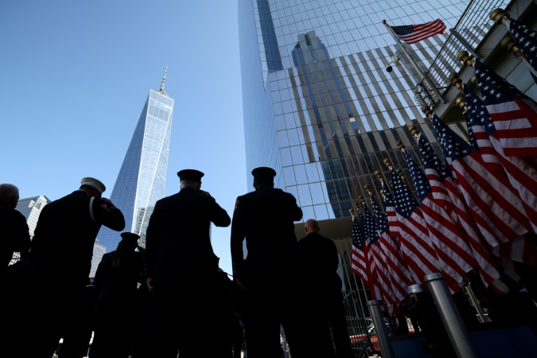 Des pompiers devant une caserne près du Mémorial du 11-Septembre, lors des cérémonies commémorant le 24ᵉ anniversaire des attentats du 11-Septembre à New York, le 11 septembre 2025